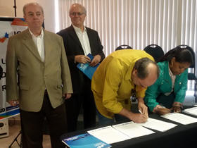 Ronaldo Fialho assina o documento que confirma a participao - Foto: SecTur