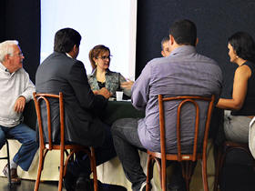 Integrantes do Comit debatem propostas - Foto: Marcelo Roza
