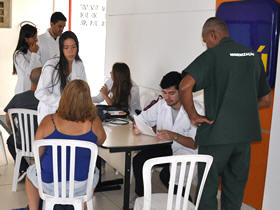 Estudantes examinam funcionrios do Unifeso - Foto: Unifeso
