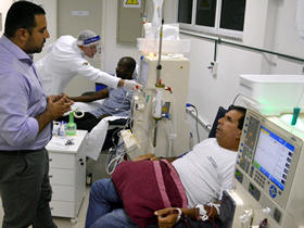 Julio Cesar Ambrosio, sec. de Sade, conversa com pacientes no Centro de Dilise de Terespolis - foto: AsCom PMT