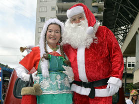 Mame Noel e Papai Noel no desfile de Natal - foto: AsCom PMT