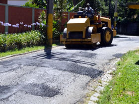 Operao tapa-buracos na Estrada Araquem, na Granja Guarani - foto: AssCom PMT