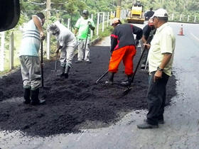 Prefeitura recupera trechos danificados de asfalto - Foto: PMT