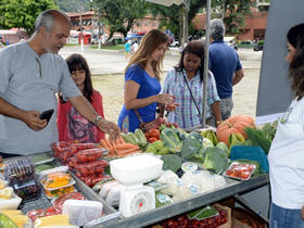 Os visitantes da Feirinha aproveitam para comprar produtos agrcolas - Foto: PMT