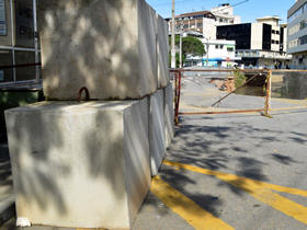 Blocos de concreto pesam em torno de 2,5 toneladas, cada - Foto: PMT