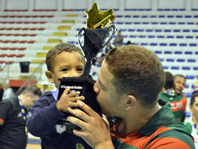 Capito da Lusa Jackson Rodrigues e filho com o trofu de campeo brasileiro - Foto: PMT