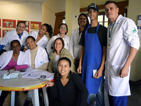 Equipe de Sade do PSF da Granja Guarani e alunos de Medicina e Enfermagem do UNIFESO - Foto: AsCom PMT