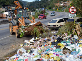 Coleta de lixo no Vale da Revolta, s margens da Rodovia BR-116 - Foto: PMT