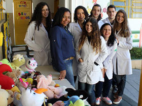 Estudantes de Medicina do UNIFESO buscam reduzir o medo das crianas de hospitais - Foto: Unifeso