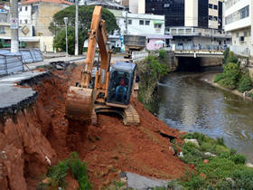 Obras de construo do trecho do muro que desabou sobre o rio - Foto: Jorge Maravilha