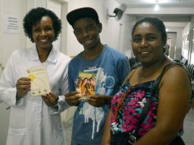 Enfermeira entrega para adolescente a nova Caderneta de Vacinação do Adolescente - Foto: AsCom PMT