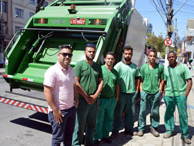 Equipe e o novo caminhão compactador integrado à frota da coleta de lixo - Foto: AsCom PMT
