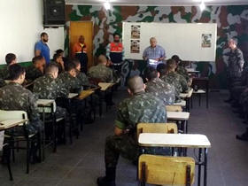 Secretário de Defesa Civil, coronel Anibal Ligeiro Ornelas, fala sobre proteção e defesa civil aos atiradores do Tiro de Guerra - Foto: AsCom PMT