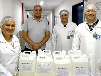 Curso de Farmácia se mobilizou para produzir mais de 200 litros de álcool em gel - Foto: Unifeso