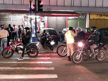 Fiscalização de motocicletas para checar canos de descarga - Foto: PMT