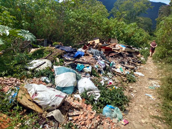 Lixo e entulho, descartados de forma irregular em Araras - foto: AsCom PMT