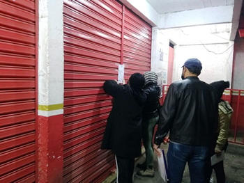 Equipe de fiscalização da Prefeitura lacra bar por descumprir medidas restritivas de decreto municipal - Foto: AsCom PMT