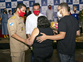 Governador Cláudio Castro e familiares de Ruan Carlos Guarilha, bombeiro falecido na tragédia - Foto:AsCom PMT