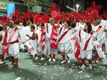 Bloco Bebe Rindo  vermelho, branco e muita alegria na avenida - Foto: Portal Ter/Arquivo