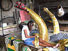 Elaine prepara o Carro alegrico da Escola - Clique para ampliar - Foto: Portal Ter