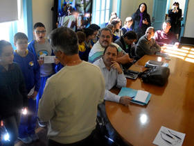 Prefeito Mario Tricano recebe os estudantes em seu gabinete - Foto: AsCom PMT