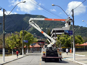 A equipe trabalhou nos postes da Praça Higino da Silveira, onde funciona a Feirinha - Foto: AsCom PMT