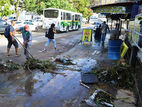 Remoo de lixo na Rua Waldir Barbosa Moreira, na Vrzea - Foto: AsCom PMT