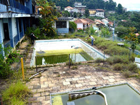 Agentes de endemias da Secretaria de Sade lanam larvicida nas piscinas - foto: AsCom PMT