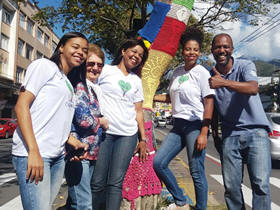 Grupo de voluntrios decora rvore em frente  Prefeitura - Foto: AsCom PMT