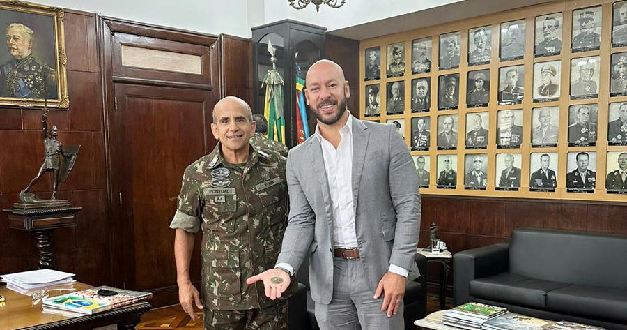 Prefeito Vinicius Claussen e General Carlos Duarte Pontual, responsável pelo Comando Geral do Exército no Rio de Janeiro - Foto: AsCom PMT