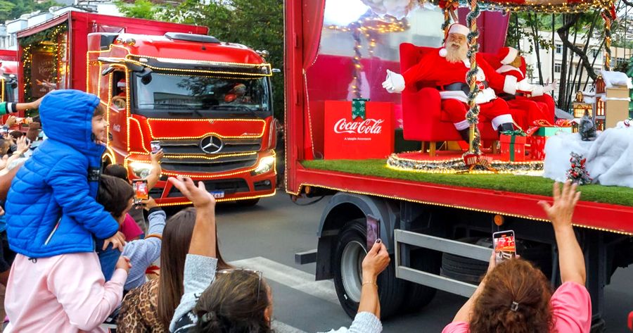 Passagem da Caravana Iluminada Coca-Cola por Teresópolis em 2022 - Imagem de arquivo