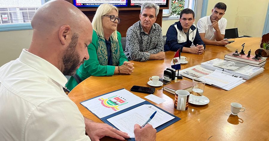 O prefeito de Teresópolis, Vinicius Claussen, assinou termo de cooperação - Foto: AsCom PMT