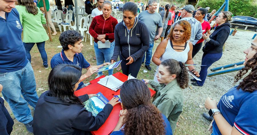 Entrega dos documentos em Teresópolis - Foto: AsCom PMT