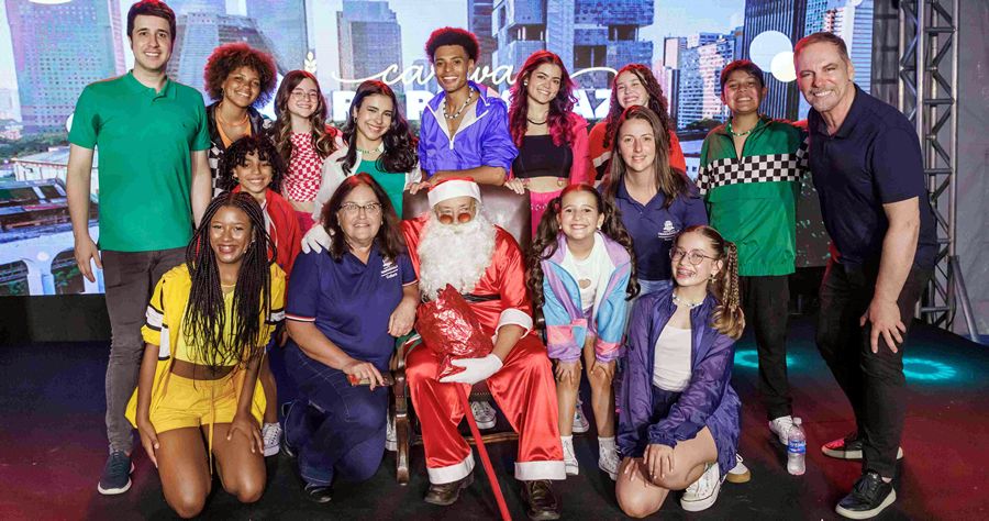 Leonardo Randolfo, secretário de Cultura Ricardo Guarilha e subsecretária Hilna Gallo com Papai Noel e o Grupo Dó Ré Mi - Foto: AsCom PMT