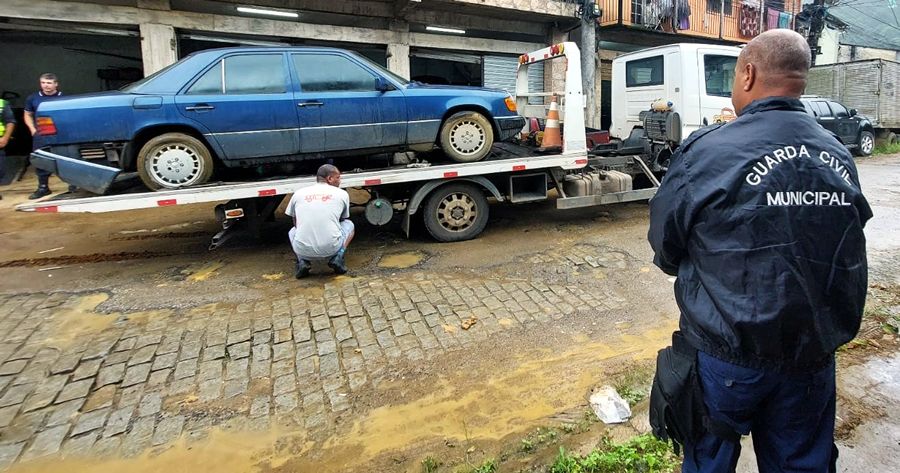 Carros abandonados em vias públicas de Teresópolis - Foto: PMT